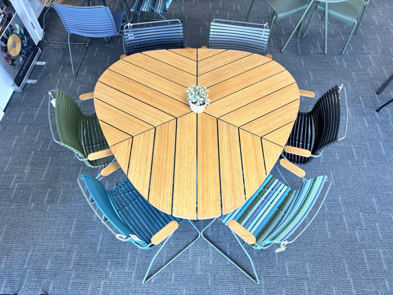 HOUE - LEAF Table & CLICK Chair Setting